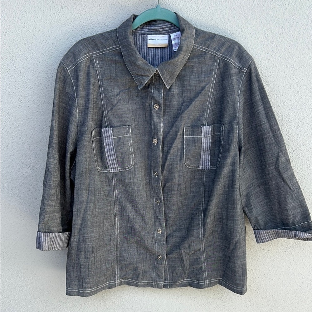 Alfred Dunner Woman Light Gray Button Front Shirt Tailored stitch details. 24W